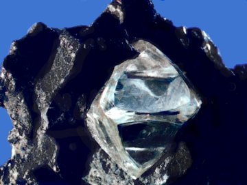 10月22日の誕生石　八面体結晶のダイヤモンド